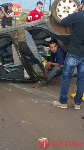 Carro capota na BR 277, entrada de Foz do Iguaçu