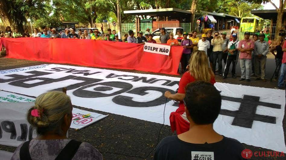 Manifesto contra o impeachment é realizado em Foz