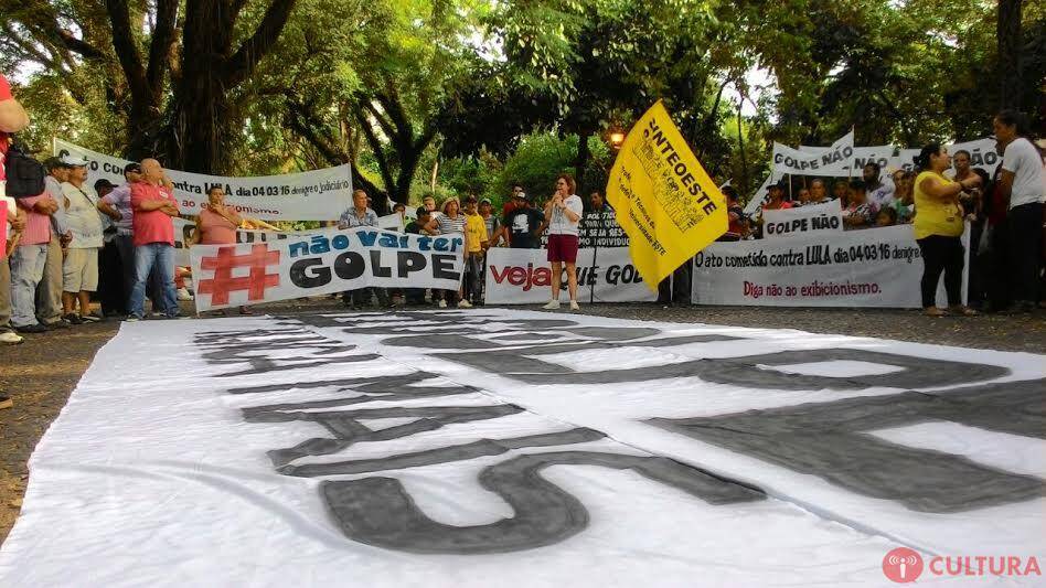 Manifesto contra o impeachment é realizado em Foz