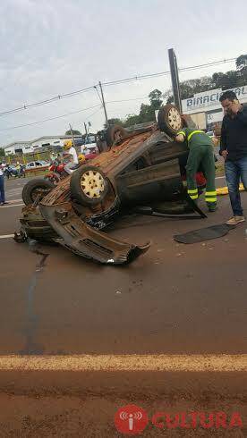 Carro capota na BR 277, entrada de Foz do Iguaçu