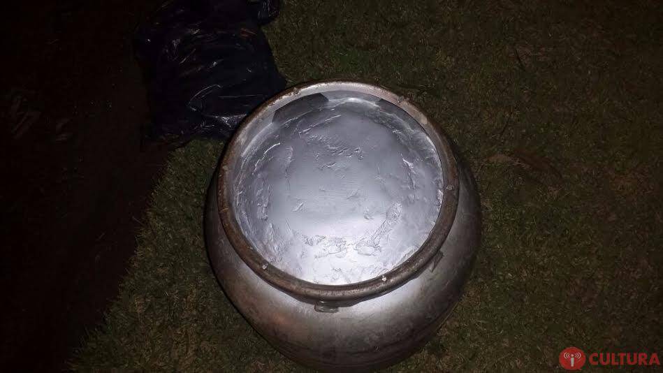 Vídeo mostra policias abrindo botijão carregado com drogas