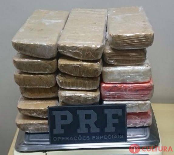 Vídeo mostra policias abrindo botijão carregado com drogas