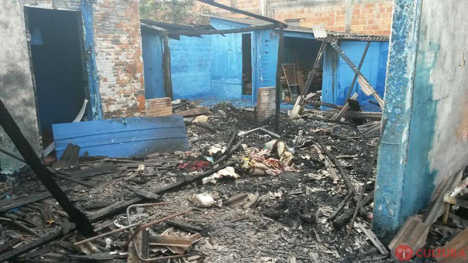 Homem morre queimado em incêndio à residência
