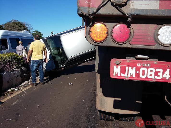 Carro vira em acidente com caminhão na Avenida Costa e Silva