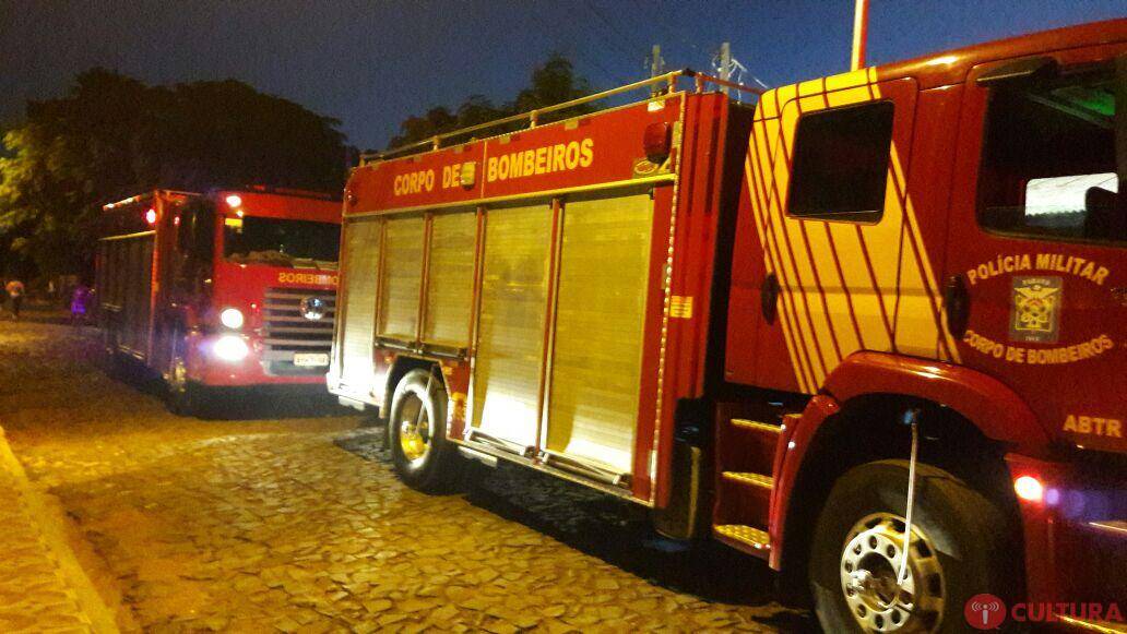 Bombeiros apagam fogo em casa no Jardim São Paulo