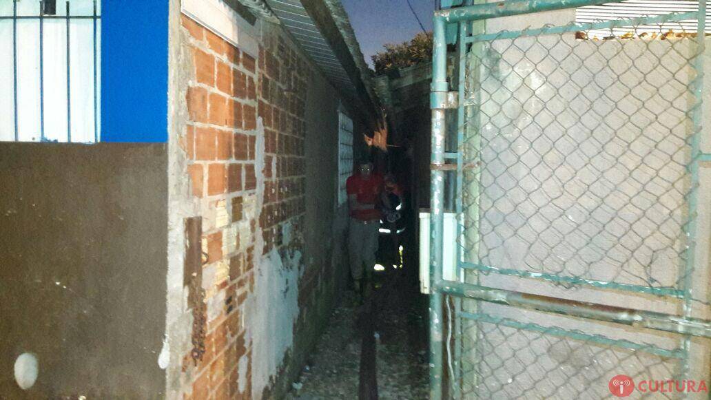 Bombeiros apagam fogo em casa no Jardim São Paulo