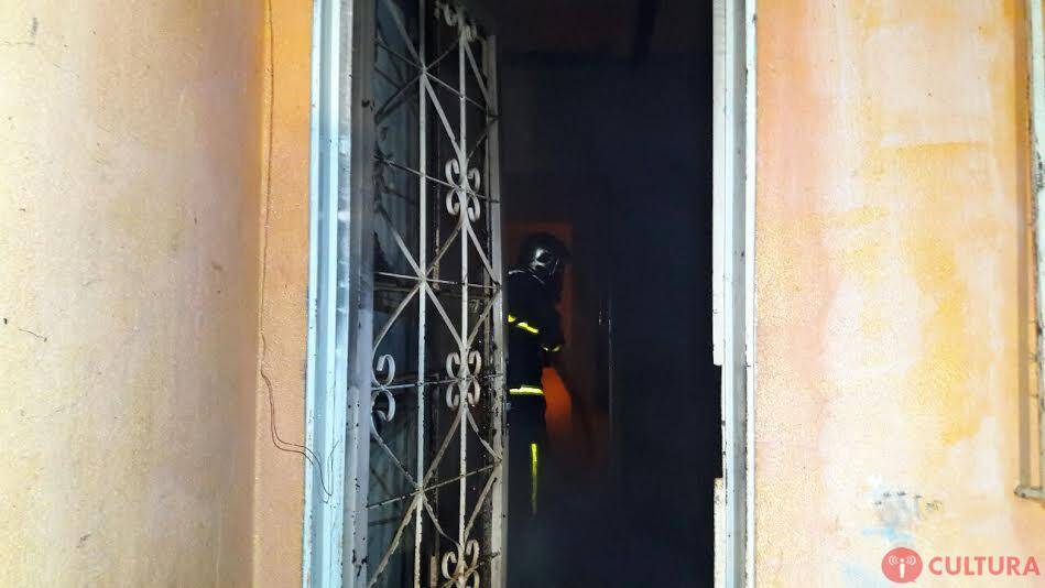 Casa é destruída pelo fogo no Portal da Foz