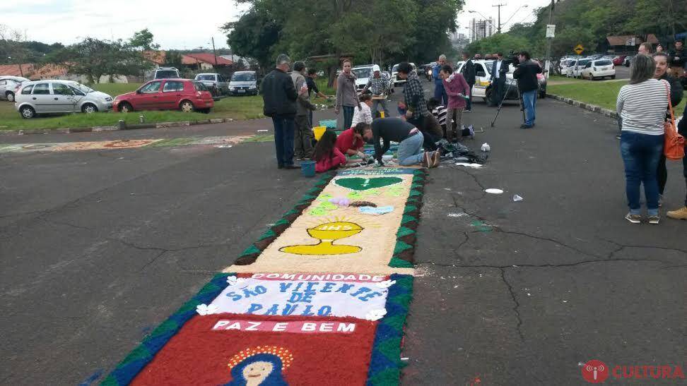Fiéis montam tapete de Corpus Christi na Vila A