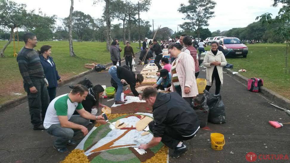 Fiéis montam tapete de Corpus Christi na Vila A