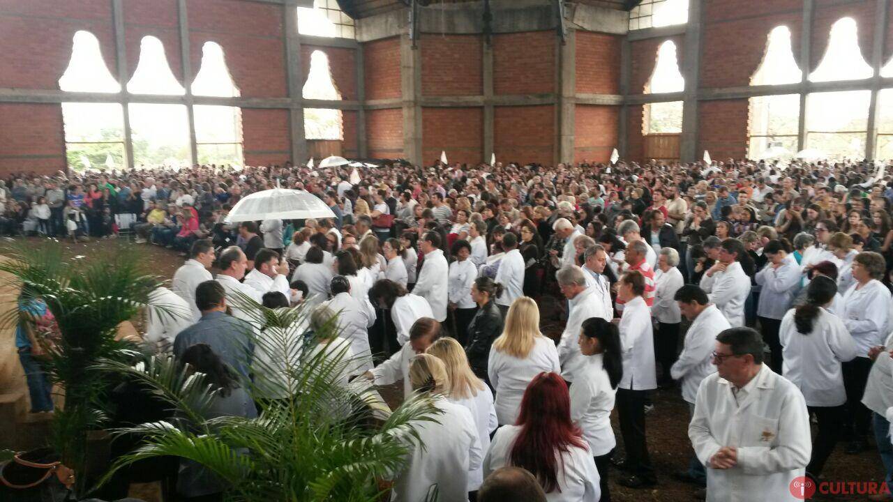 Fiéis montam tapete de Corpus Christi na Vila A