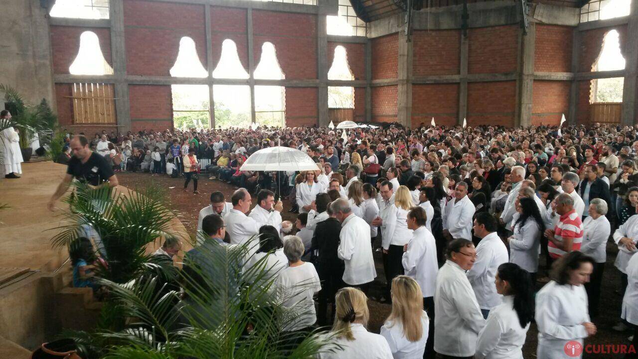 Fiéis montam tapete de Corpus Christi na Vila A