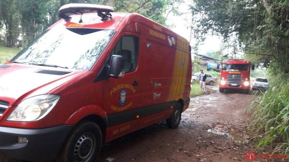Carro cai em córrego no Bairro Carimã