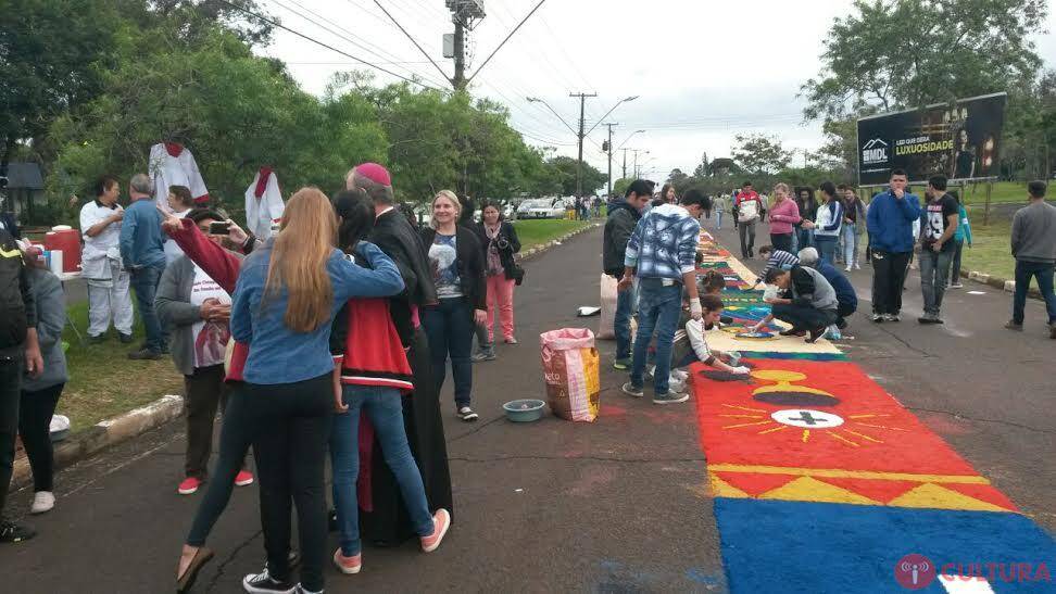 Fiéis montam tapete de Corpus Christi na Vila A