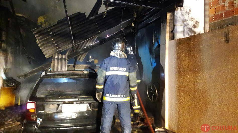 Fogo em carro incendeia casa no Jardim Colombelli