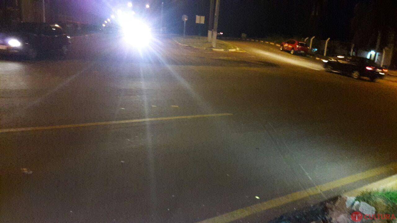 Veículo carregado com mercadorias colide na Av. Mario Filho