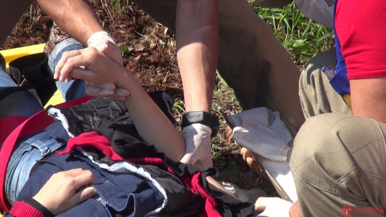 Após queda, motociclista é atendida pelo SIATE