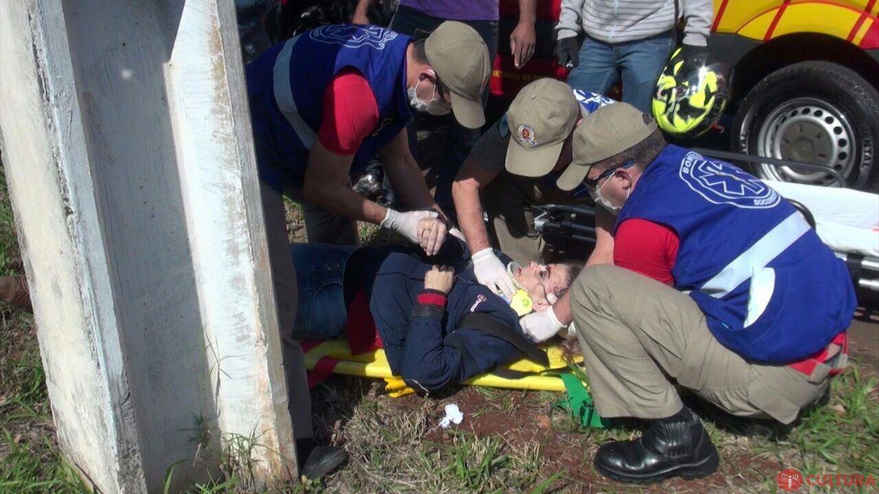 Após queda, motociclista é atendida pelo SIATE