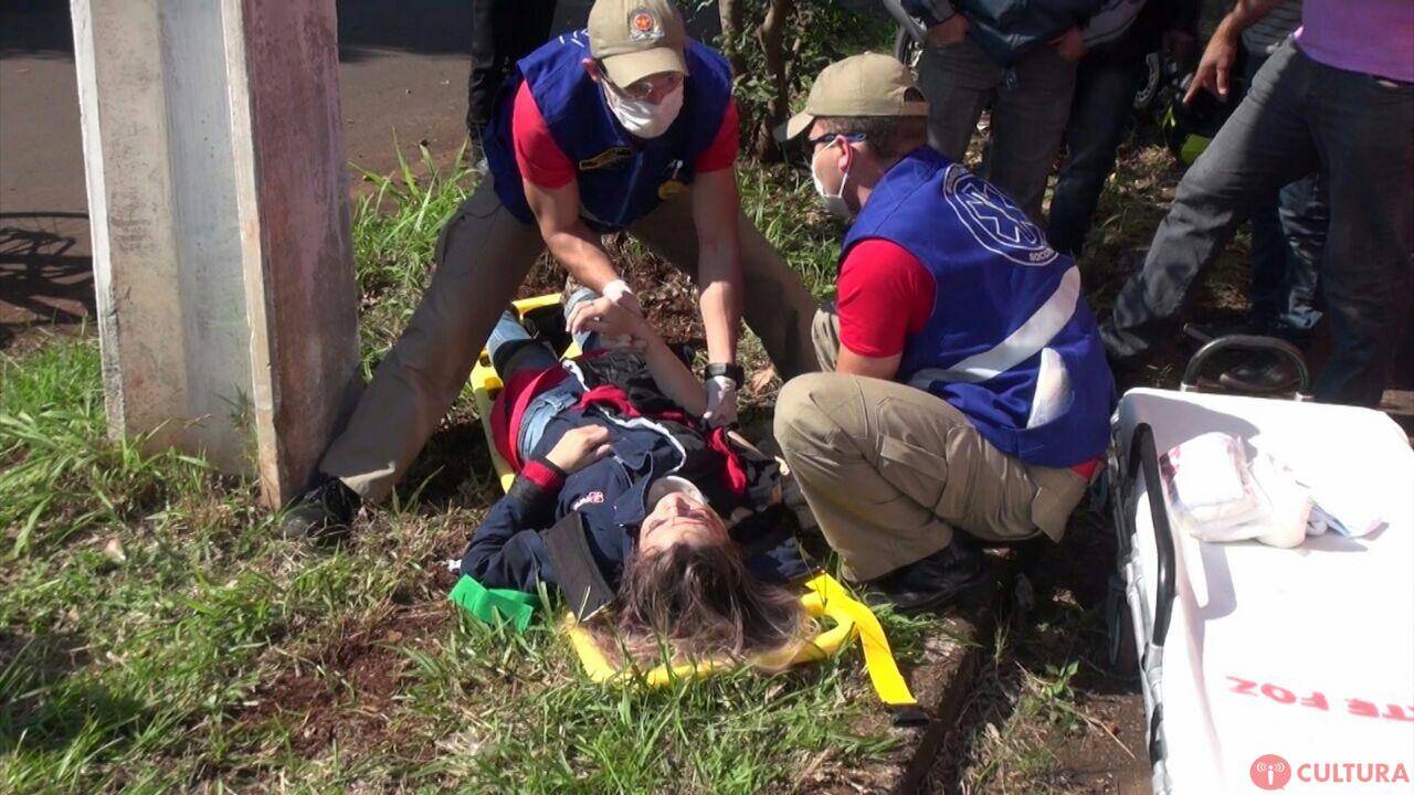 Após queda, motociclista é atendida pelo SIATE