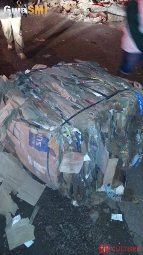 Caminhão tomba e carga cai em cima de veículo