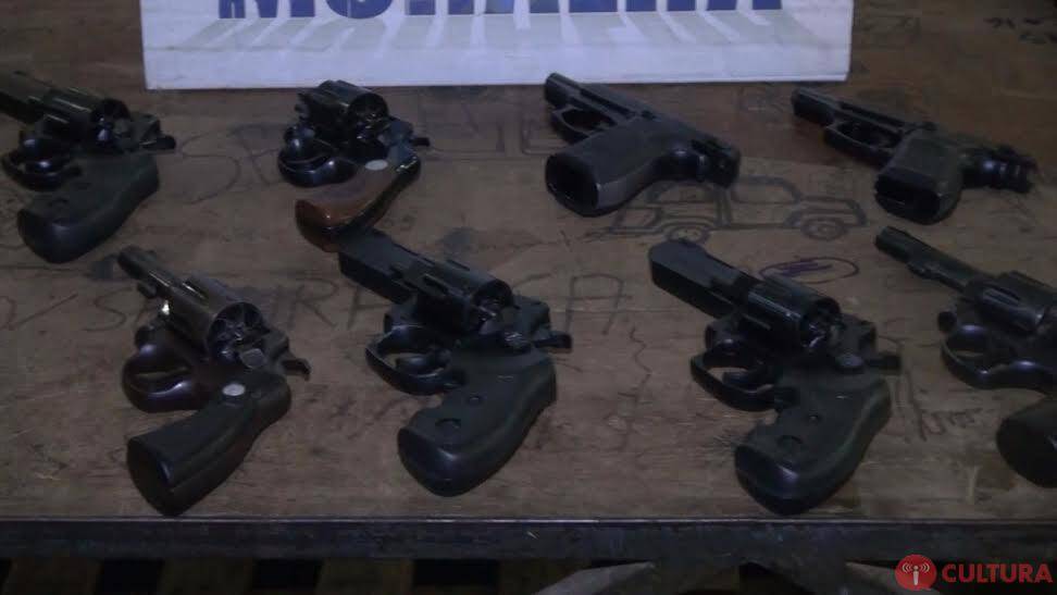 Passageiro de táxi é preso com 17 armas de fogo