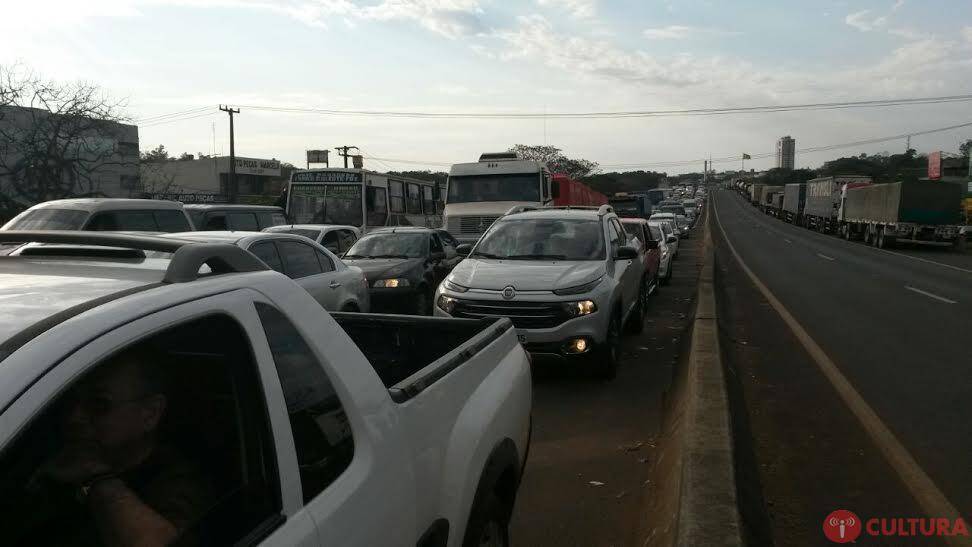 Fila de veículos voltou à Ponte da Amizade