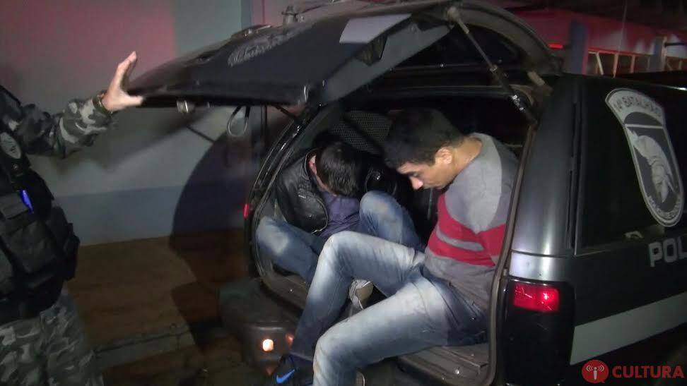 Trio é detido com arma e veículo suspeito