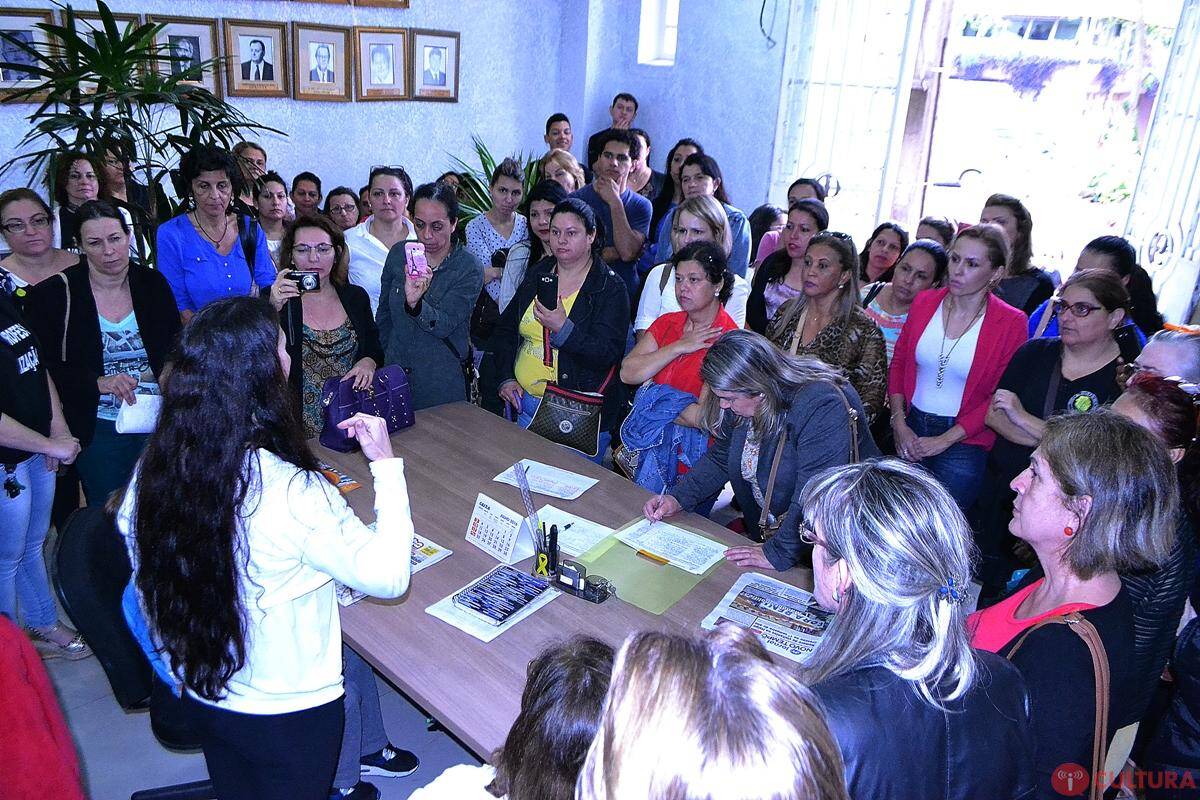 Professores municipais entregam lista com reinvindicações à Ivone Barofaldi