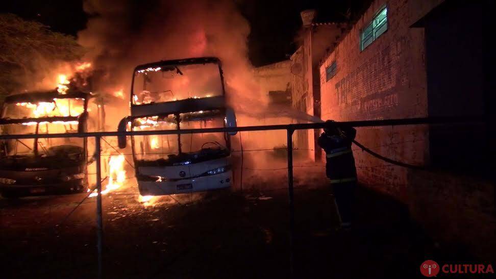Três ônibus pegam fogo em pátio de empresa