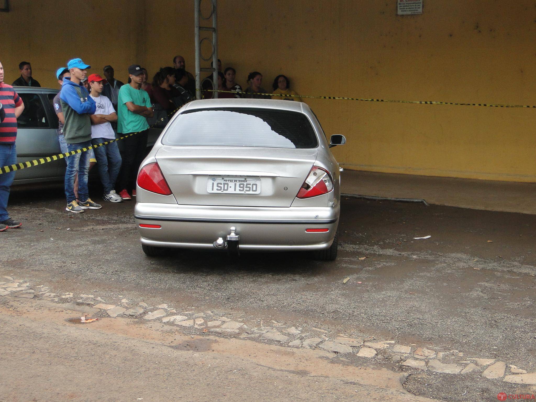 Rapaz é morto à luz do dia em frente a um supermercado