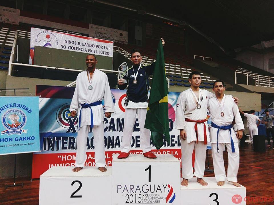 Equipe de caratê de Foz brilha em torneio internacional