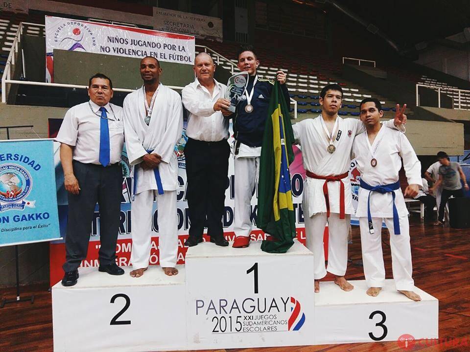 Equipe de caratê de Foz brilha em torneio internacional