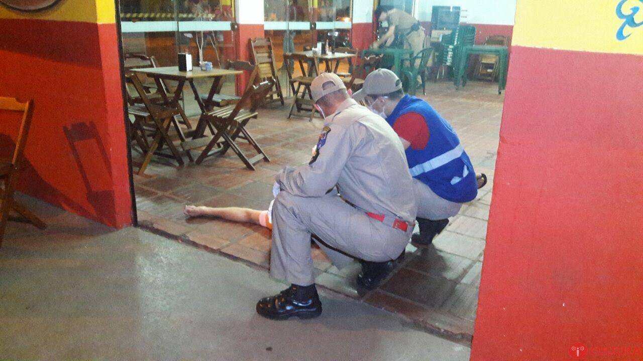Homem é morto a tiros em um bar na Av. Mário Filho