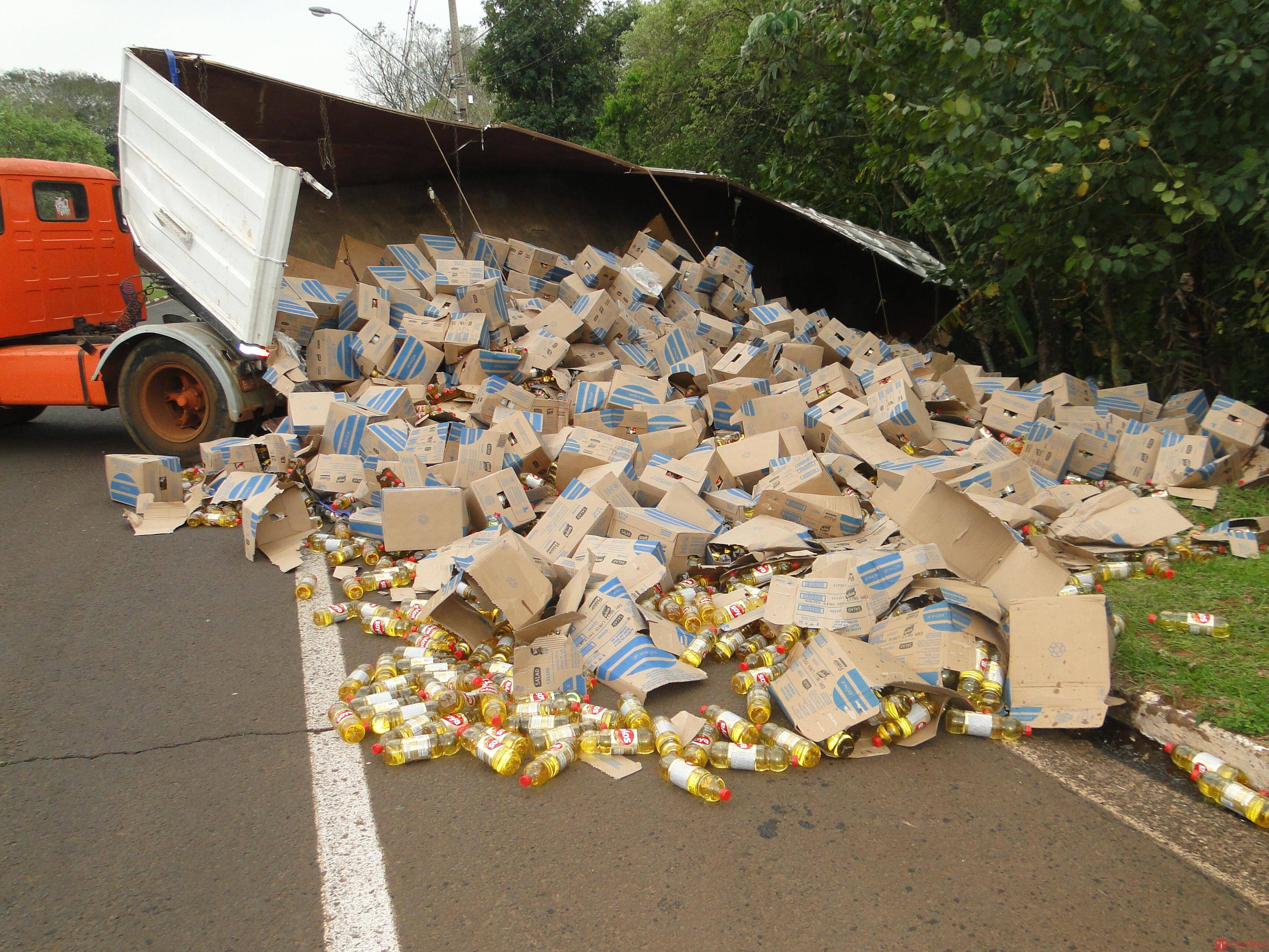 Carreta carregada com óleo tomba na Avenida Paraná