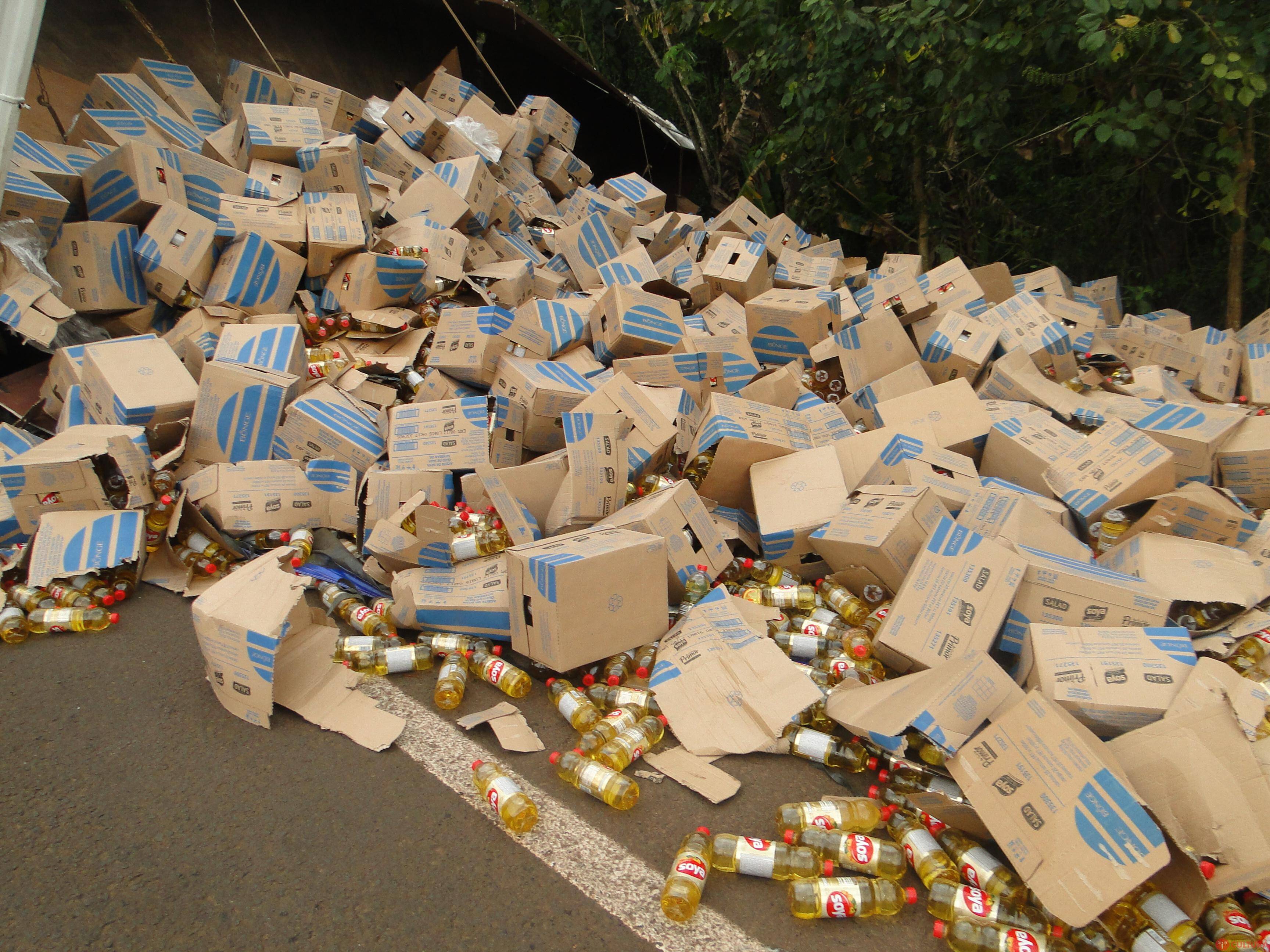 Carreta carregada com óleo tomba na Avenida Paraná