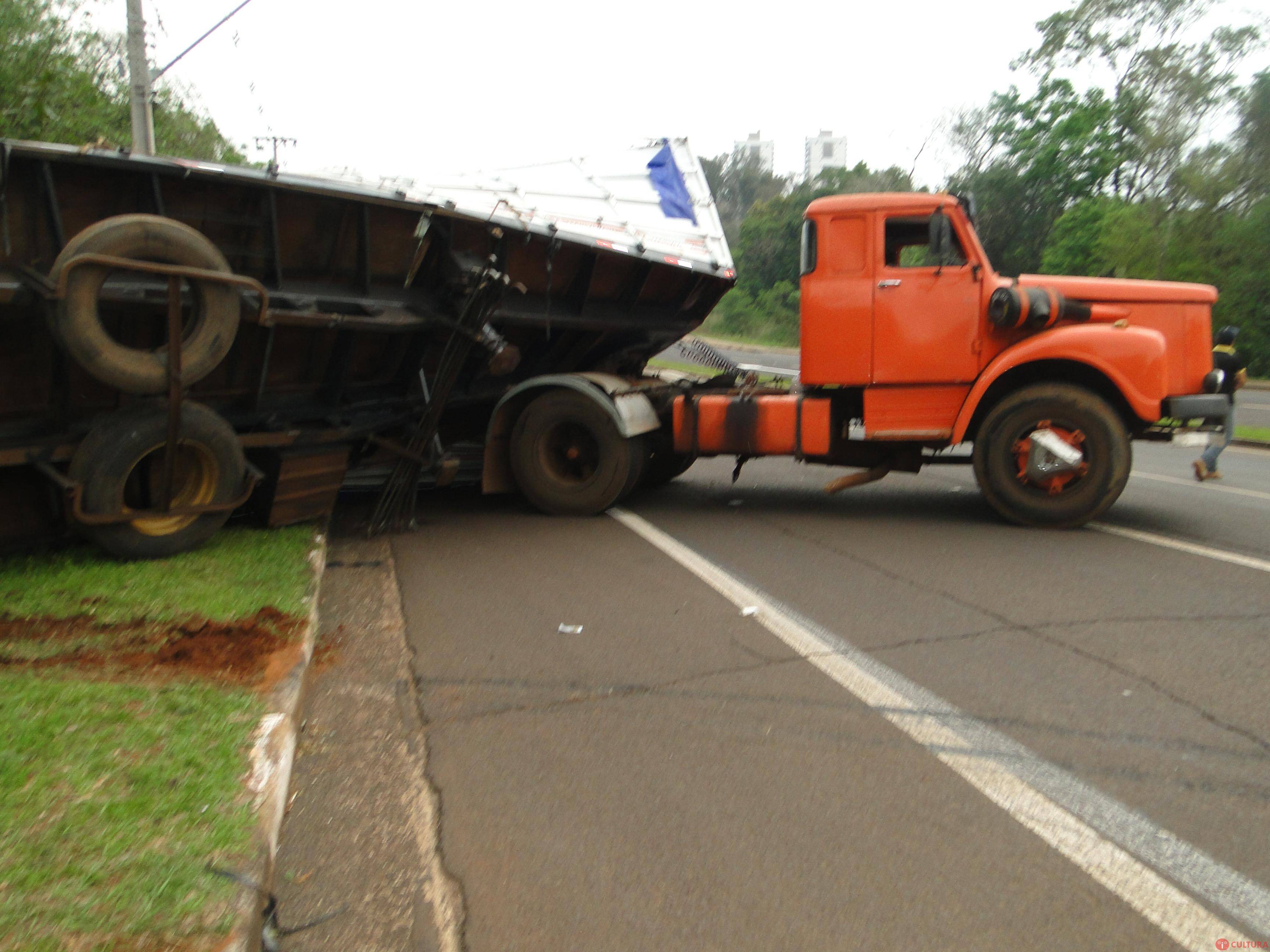 Carreta carregada com óleo tomba na Avenida Paraná