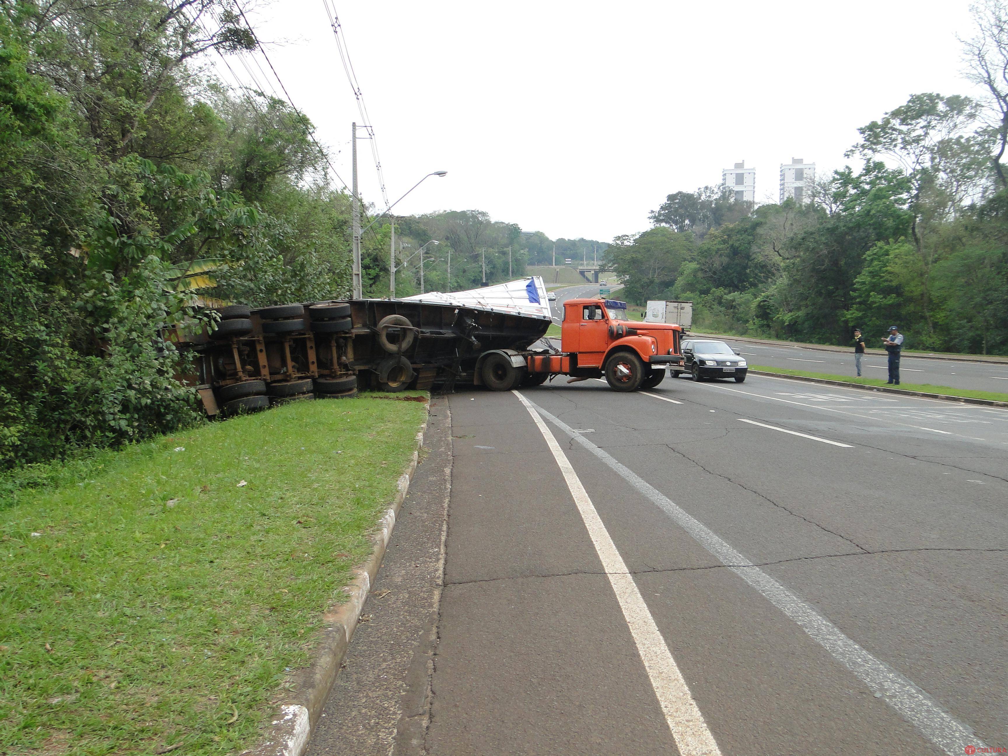 Carreta carregada com óleo tomba na Avenida Paraná