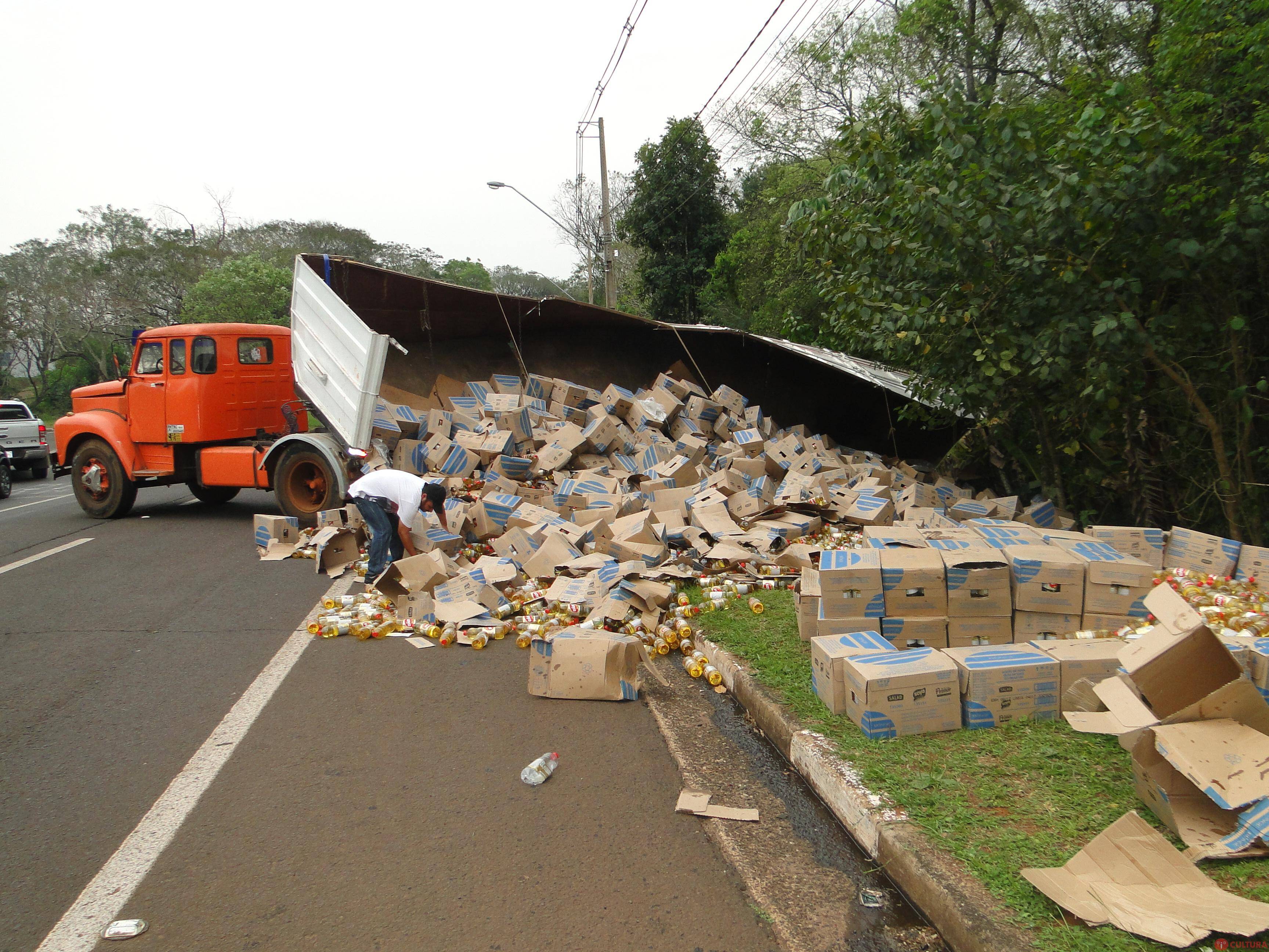 Carreta carregada com óleo tomba na Avenida Paraná