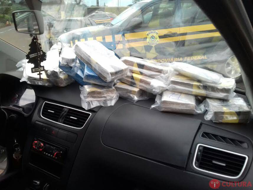 Homem é flagrado com 22 kg de cocaína escondidos em fundo falso