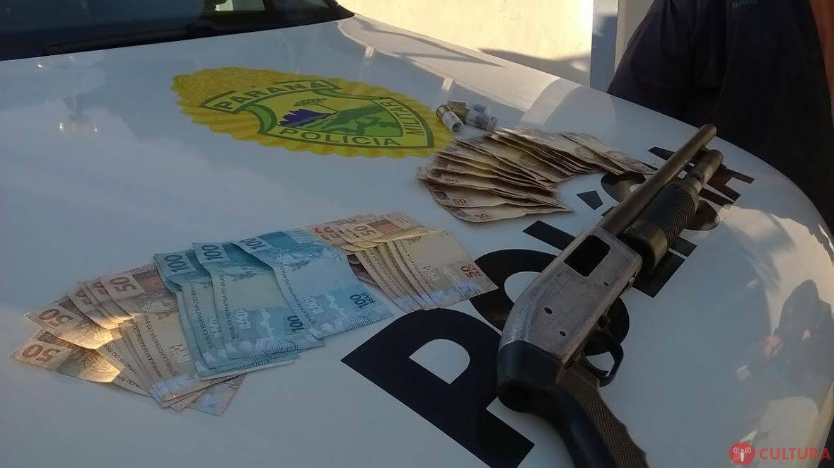 Assaltantes armados com escopeta abordam van na entrada de Foz