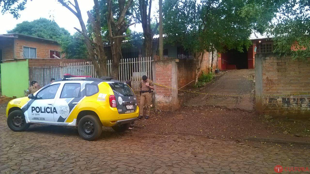 Homem é encontrado morto à tiros dentro de casa