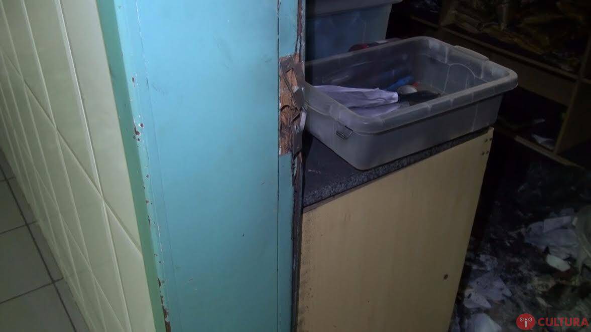 Ladrões furtam merenda e colocam fogo em escola