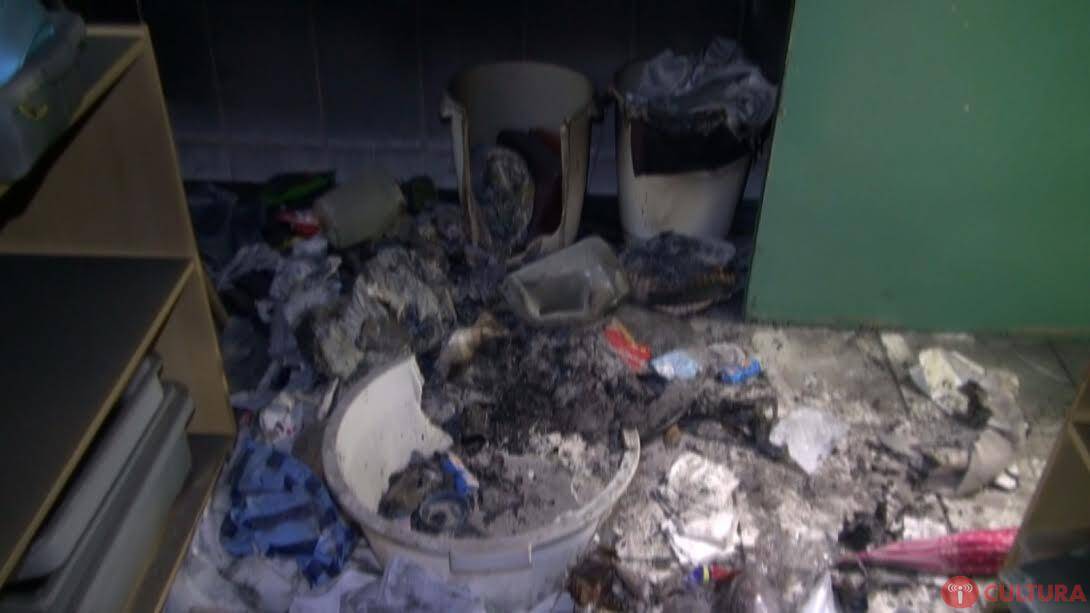 Ladrões furtam merenda e colocam fogo em escola