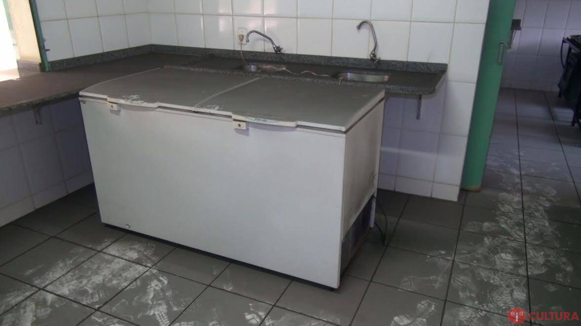 Ladrões furtam merenda e colocam fogo em escola