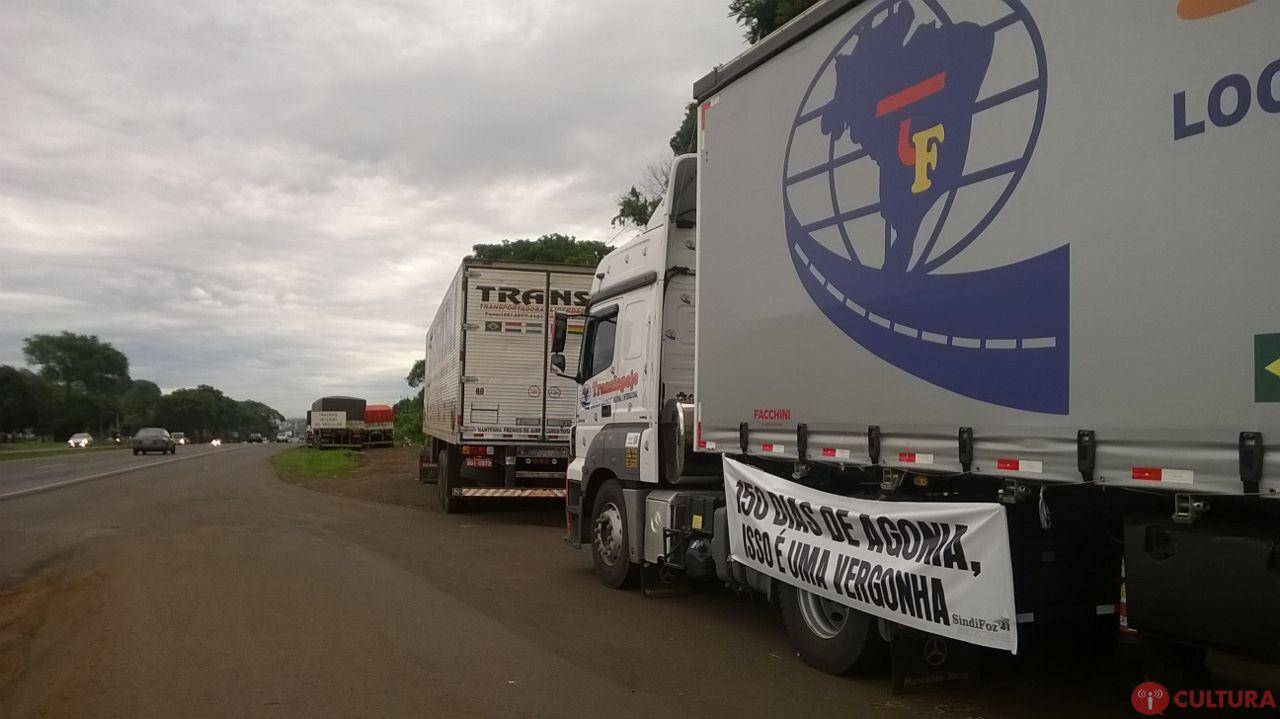 Fila de caminhões gera transtornos em Foz do Iguaçu