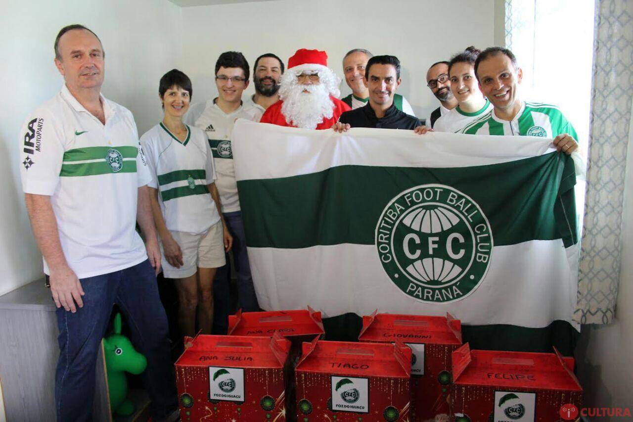 Torcedores do Coritiba entregam cestas de natal em Foz do Iguaçu
