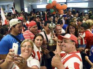 familiares-amigos-y-simpatizantes-del-sportivo-limpeno-no-se-resistieron-a-tocar-y-posar-para-el-recuerdo-junto-a-la-copa-libertadores-femenin_764_573_1441741