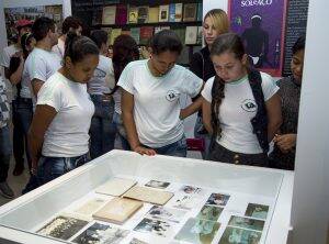 entrega de livro de poesia, paulo leminski, escola dobrandino gustavo da silva,