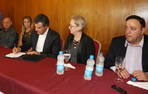 O governador Beto Richa e a prefeita interina de Foz do Iguaçu, Inês Weizemann, assinaram nesta quinta-feira, 20, termo de liberação de recursos para a implantação do Pronto-Atendimento Infantil (PAI) no município- Foz do Iguaçu, 20/04/2017. Foto: Orlando kissner/ANPr