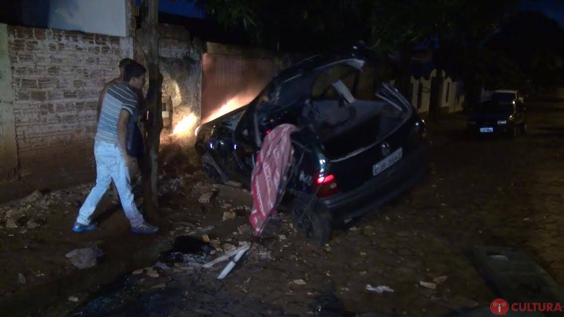 Motorista fica preso às ferragens após capotar carro