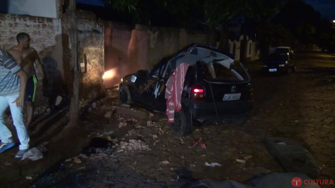 Motorista fica preso às ferragens após capotar carro
